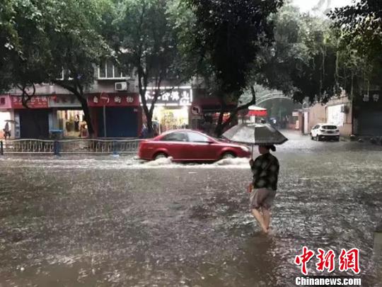暴雨使市民出行不便。 钟欣 摄 暴雨使市民出行不便。 钟欣 摄