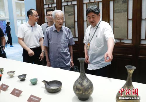 图为故宫博物院院长单霁翔同国家文物局顾问谢辰生先生参观何刚捐赠的文物。记者 杜洋 摄 图为故宫博物院院长单霁翔同国家文物局顾问谢辰生先生参观何刚捐赠的文物。记者 杜洋 摄