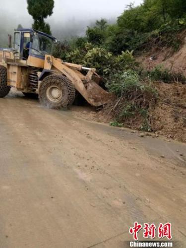 道路抢险现场。 苏忠国 摄 道路抢险现场。 苏忠国 摄