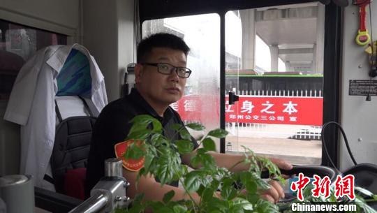 图为仗义出手助人的贾真车长。 李超庆 摄 图为仗义出手助人的贾真车长。 李超庆 摄