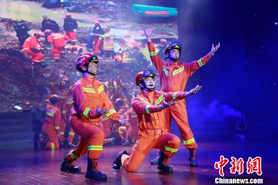 图为:消防官兵节目演出。 王远 摄 图为:消防官兵节目演出。 王远 摄