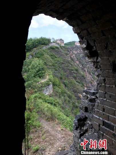 图为从敌楼里看山梁上的长城。 张帆 摄 图为从敌楼里看山梁上的长城。 张帆 摄