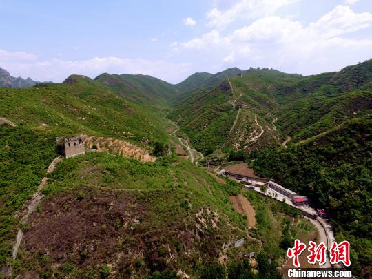 图为航拍张鹤珊保护的长城。 张帆 摄 图为航拍张鹤珊保护的长城。 张帆 摄