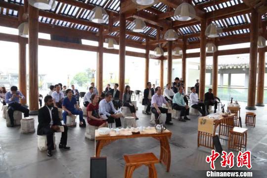 周边国家市长参观孔学堂 瞿宏伦 摄 周边国家市长参观孔学堂 瞿宏伦 摄