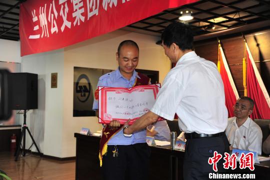 6月22日下午,兰州公交集团公司表彰了这位温暖了城市的“最美公交司机”。 雷小波 摄 6月22日下午,兰州公交集团公司表彰了这位温暖了城市的“最美公交司机”。 雷小波 摄