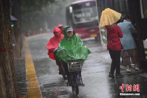 6月22日,呼和浩特迎来降雨。记者 刘文华 摄 6月22日,呼和浩特迎来降雨。记者 刘文华 摄