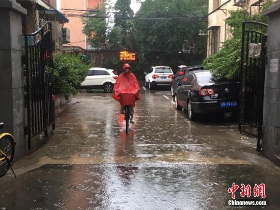 6月23日清晨,北京降雨持续,并出现了短时大雨。 记者 富宇 摄 6月23日清晨,北京降雨持续,并出现了短时大雨。 记者 富宇 摄