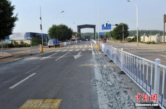 6月21日,位于河北秦皇岛市北戴河区富民路上的“巴铁试验线”上,工人开始拆除预埋在路两侧的巴铁轨道。记者 韩冰 摄 6月21日,位于河北秦皇岛市北戴河区富民路上的“巴铁试验线”上,工人开始拆除预埋在路两侧的巴铁轨道。记者 韩冰 摄
