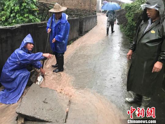 王村口镇转移受困民众 遂昌宣传部提供 摄 王村口镇转移受困民众 遂昌宣传部提供 摄