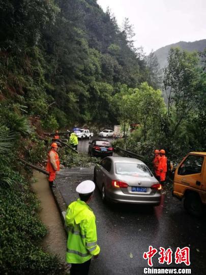 浙江遂昌受暴雨侵袭,部分道路中断 遂昌宣传部提供 摄 浙江遂昌受暴雨侵袭,部分道路中断 遂昌宣传部提供 摄