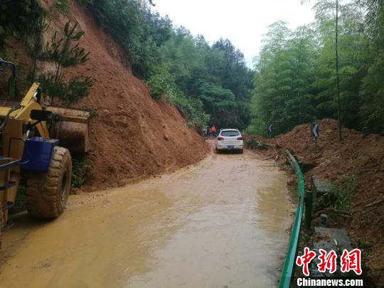 小湖线(湖南镇到举村乡)7K十200处上边坡塌方,交通中断。后经过抢修,上午半幅己通车。 邓亮 摄 小湖线(湖南镇到举村乡)7K十200处上边坡塌方,交通中断。后经过抢修,上午半幅己通车。 邓亮 摄
