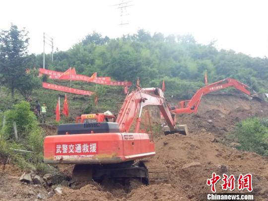 图为驻闽武警交通部队在现场排险。(薛东东 摄) 薛东东 摄 图为驻闽武警交通部队在现场排险。(薛东东 摄) 薛东东 摄
