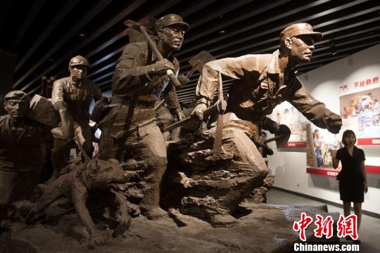 反映抢险救灾场景的雕像。 泱波 摄 反映抢险救灾场景的雕像。 泱波 摄