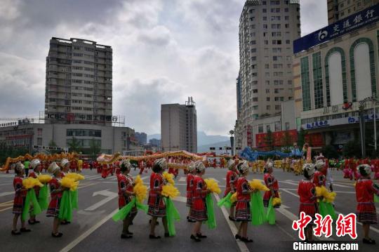 民众参加盘州市成立庆祝活动。 唐福敬 摄 民众参加盘州市成立庆祝活动。 唐福敬 摄