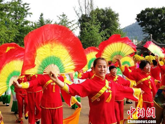 民众参加盘州市成立庆祝活动。 唐福敬 摄 民众参加盘州市成立庆祝活动。 唐福敬 摄