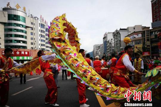 民众参加盘州市成立庆祝活动。 唐福敬 摄 民众参加盘州市成立庆祝活动。 唐福敬 摄