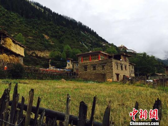 图为班玛藏族碉楼群一角。(资料图) 孙睿 摄 图为班玛藏族碉楼群一角。(资料图) 孙睿 摄