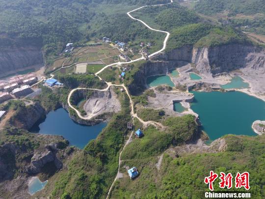 铜锣山脉排列的几十个矿坑,好像一串遗落在铜锣山脉的珍珠。 钟欣 摄 铜锣山脉排列的几十个矿坑,好像一串遗落在铜锣山脉的珍珠。 钟欣 摄