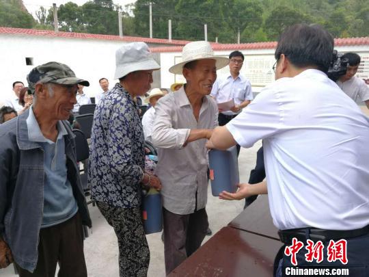 6月21日,山西省联社党委组织机关党员干部赴临县扶贫点看望慰问精准扶贫户。 范丽芳 摄 6月21日,山西省联社党委组织机关党员干部赴临县扶贫点看望慰问精准扶贫户。 范丽芳 摄
