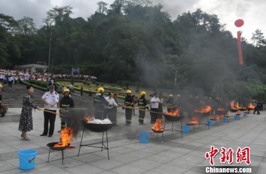 图为与会代表点燃毒品 林浩 摄 图为与会代表点燃毒品 林浩 摄