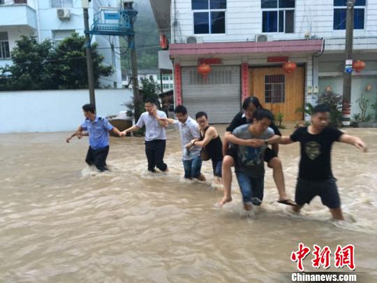 黄沙腰镇转移民众 杨敬嫄提供 摄 黄沙腰镇转移民众 杨敬嫄提供 摄