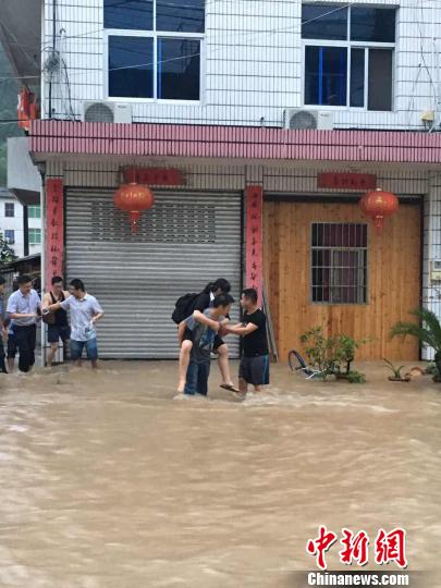 黄沙腰镇暴雨袭击,转移民众 遂昌宣传部提供 摄 黄沙腰镇暴雨袭击,转移民众 遂昌宣传部提供 摄