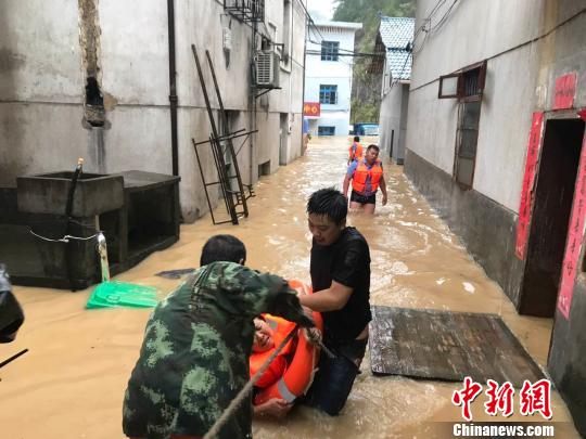 龙洋乡转移受困民众 杨敬嫄提供 摄 龙洋乡转移受困民众 杨敬嫄提供 摄