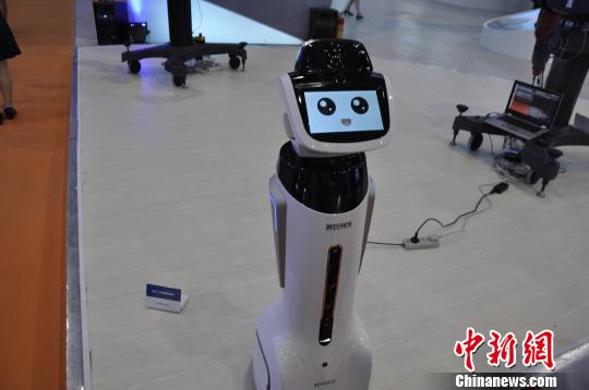 这个可以胜任景点迎宾工作的机器人正在通过语音与市民互动。 陈茂霖 摄 这个可以胜任景点迎宾工作的机器人正在通过语音与市民互动。 陈茂霖 摄