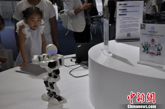 机器人正在给小市民展示正宗“机械舞”。 陈茂霖 摄 机器人正在给小市民展示正宗“机械舞”。 陈茂霖 摄