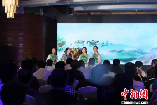 图为推介会现场岚皋本土唱将展示民歌。 罗云鹏 摄 图为推介会现场岚皋本土唱将展示民歌。 罗云鹏 摄