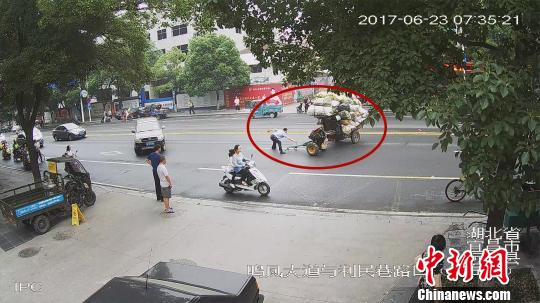 王怀清试图快速踏上拖拉机 李开明 摄 王怀清试图快速踏上拖拉机 李开明 摄