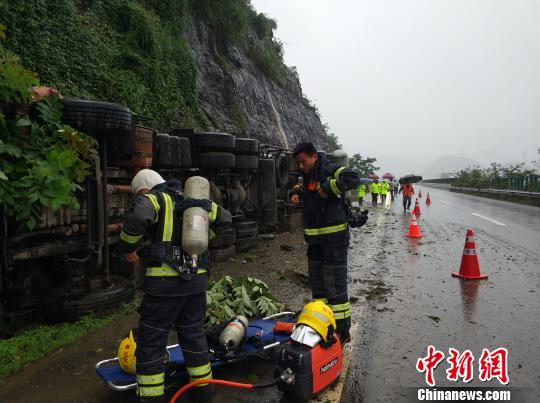图为消防官兵穿戴设备准备开展救援。 张书浩 摄 图为消防官兵穿戴设备准备开展救援。 张书浩 摄