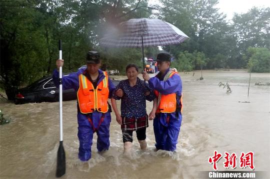 村民被转移至安全地带 杨易林 摄 村民被转移至安全地带 杨易林 摄