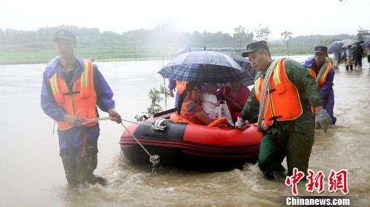 四庄乡小井村的主要交通道路被洪水淹没,消防官兵用皮划艇转移被困村民 杨易林 摄 四庄乡小井村的主要交通道路被洪水淹没,消防官兵用皮划艇转移被困村民 杨易林 摄