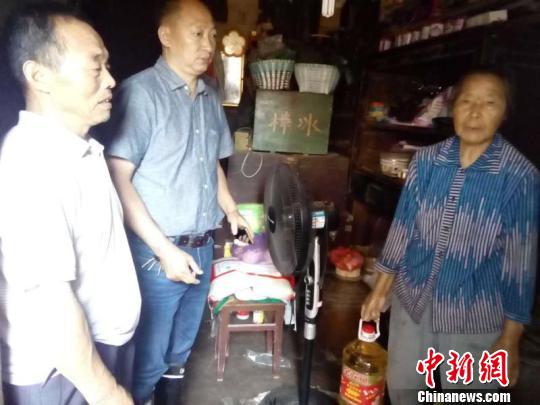 雨夜转移群众 老竹畲族镇提供 雨夜转移群众 老竹畲族镇提供