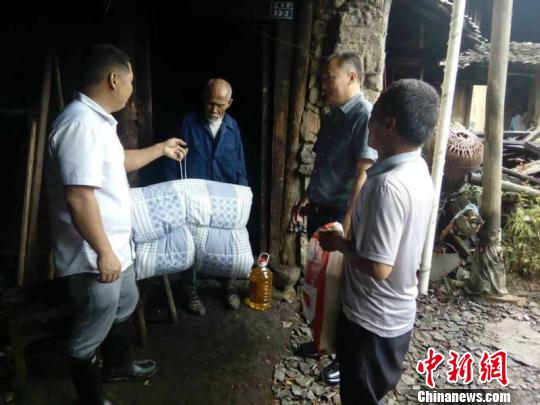 给村民送物资 老竹畲族镇提供 给村民送物资 老竹畲族镇提供