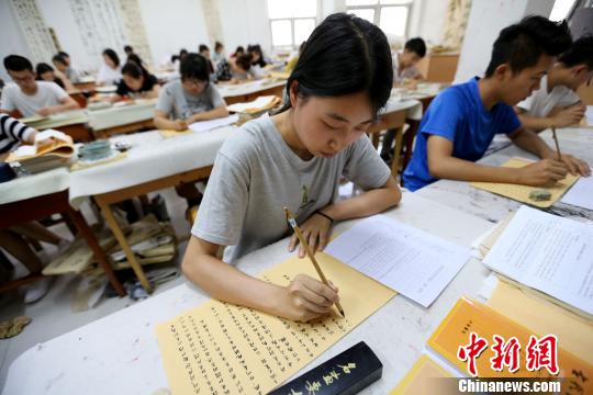 图为学生使用毛笔小楷答题。 张远 摄 图为学生使用毛笔小楷答题。 张远 摄