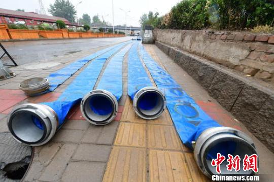 北京地区于21日午后陆续迎来降水。北京市通州区组建了19支应急抢险队伍,8582名应急抢险人员随时待命。图为通州区相关部门进行排水。 常鸣 摄 北京地区于21日午后陆续迎来降水。北京市通州区组建了19支应急抢险队伍,8582名应急抢险人员随时待命。图为通州区相关部门进行排水。 常鸣 摄