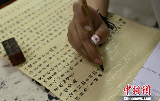 图为学生使用毛笔小楷答题。 张远 摄 图为学生使用毛笔小楷答题。 张远 摄