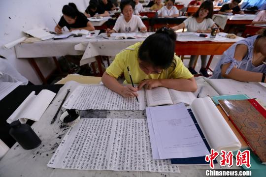 图为学生使用毛笔小楷答题。 张远 摄 图为学生使用毛笔小楷答题。 张远 摄