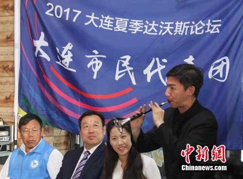 达沃斯市民代表表演节目。 苏航 摄 达沃斯市民代表表演节目。 苏航 摄