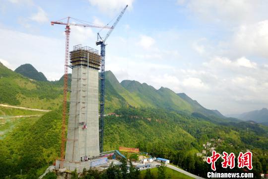 设计高度328米的全球最高混凝土桥塔——贵州平塘特大桥主塔,截至23日总高度达108.5米。 陈金平 摄 设计高度328米的全球最高混凝土桥塔——贵州平塘特大桥主塔,截至23日总高度达108.5米。 陈金平 摄