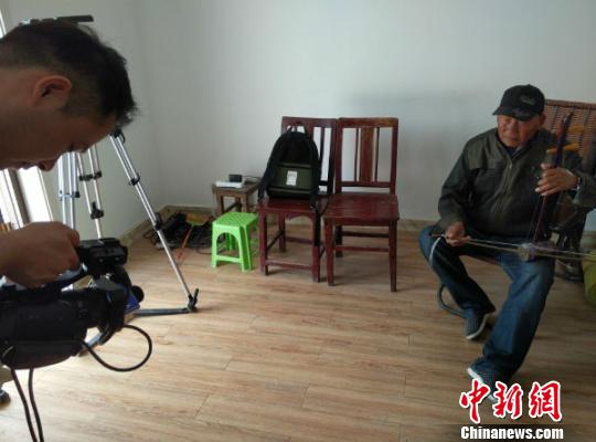 23日,82岁的周观臣坐在自家客厅的躺椅上悠闲地拉着二胡。 于从文 摄 23日,82岁的周观臣坐在自家客厅的躺椅上悠闲地拉着二胡。 于从文 摄