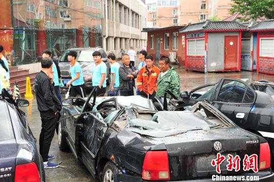 市民围观被砸毁的车辆 张帆 摄 市民围观被砸毁的车辆 张帆 摄