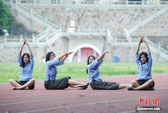 6月14日,在武汉大学里,不少即将毕业的学生租借服装,在校园内拍照留影,让美丽的校园飘满了“民国风”。记者 张畅 摄 6月14日,在武汉大学里,不少即将毕业的学生租借服装,在校园内拍照留影,让美丽的校园飘满了“民国风”。记者 张畅 摄