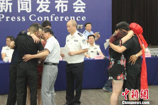 图为现场认亲。 阿琳娜 摄 图为现场认亲。 阿琳娜 摄