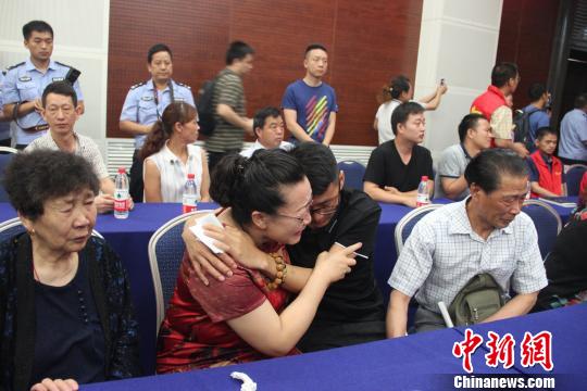 图为一家人相隔20多年后的团聚。 阿琳娜 摄 图为一家人相隔20多年后的团聚。 阿琳娜 摄