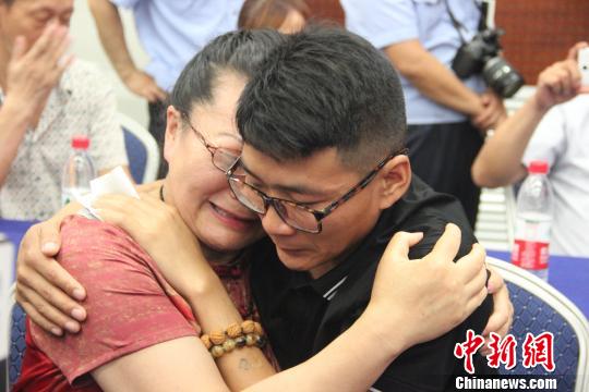 图为团聚后紧紧相拥,激动不已。 阿琳娜 摄 图为团聚后紧紧相拥,激动不已。 阿琳娜 摄