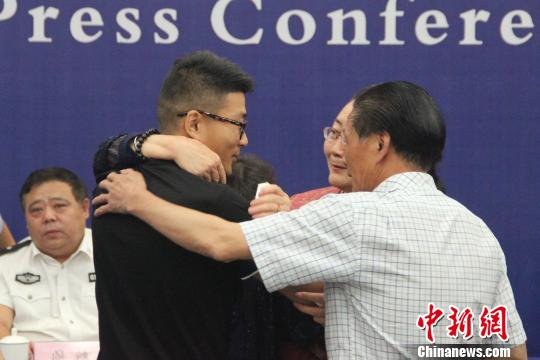 图为现场认亲。 阿琳娜 摄 图为现场认亲。 阿琳娜 摄
