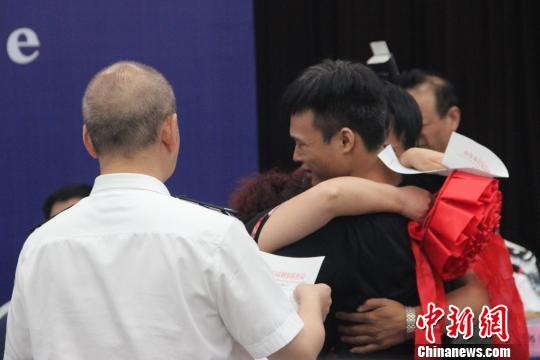 图为现场认亲。 阿琳娜 摄 图为现场认亲。 阿琳娜 摄